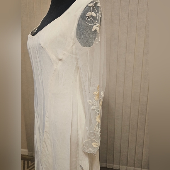 Chic Long Sleeve White Dress - Picture 5 of 7